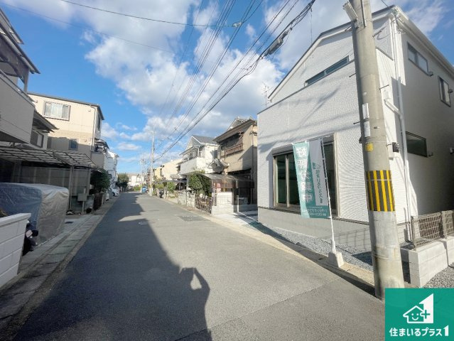 宇治市羽拍子町　第1期　新築一戸建ての前面道路含む現地写真|周辺は閑静な住宅街！前面道路広々で車の出し入れも便利です。駐車が苦手な方でも安心して車庫入れできます！