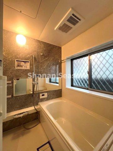 【浴室】 | 身だしなみチェックや美容ケアに便利な鏡付き。空間を広く見せる効果も！
日々の入浴をより快適にしてくれます。