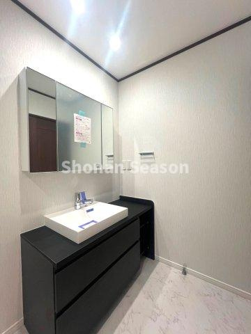 【洗面所】 | スタイリッシュでホテルライクな洗面台設置。収納も豊富にございます。
小物類を収納すれば生活感が出にくく、オシャレな空間に仕上がりそうですね♪