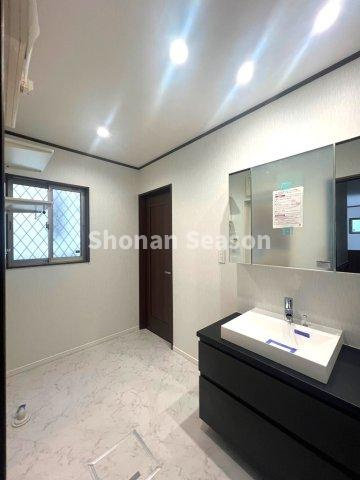 【内装】 | キッチンと洗面室が近く料理・洗濯を効率よくこなせますよ。　　　　　
忙しいご家庭に嬉しい家事動線良好の間取り！