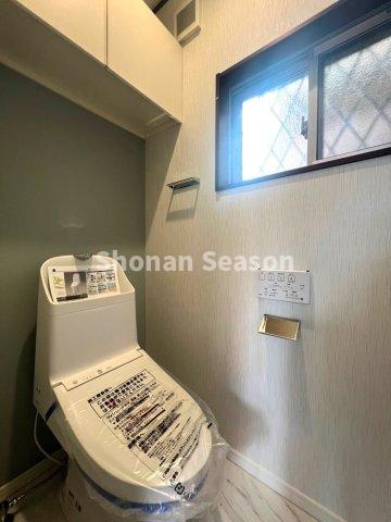 【現地画像あり】　 綾瀬市綾西4丁目　中古戸建　47.25坪のトイレ|各階にオールシーズン快適にご利用いただける「温水洗浄便座」完備。