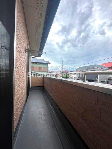 【バルコニー】 | 2部屋から行き来できる広々バルコニー。洗濯物もたっぷり干せます◎