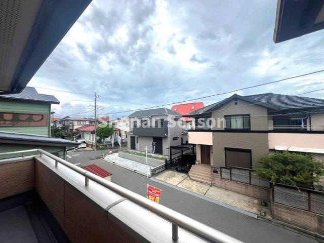 【前面道路含む現地写真】 | 前面に棟がなく開放感良好◎リラックスできる癒しの空間でございます♪