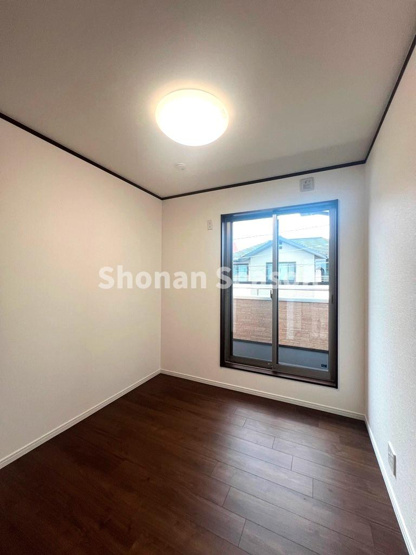 【洋室】 | 全室フローリングで、汚れをさっと拭くことができ、お手入れも簡単です♪