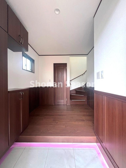 【玄関】 | 奥行きがあり開放的な玄関スペース。帰って来たくなる温かな空間◎　　