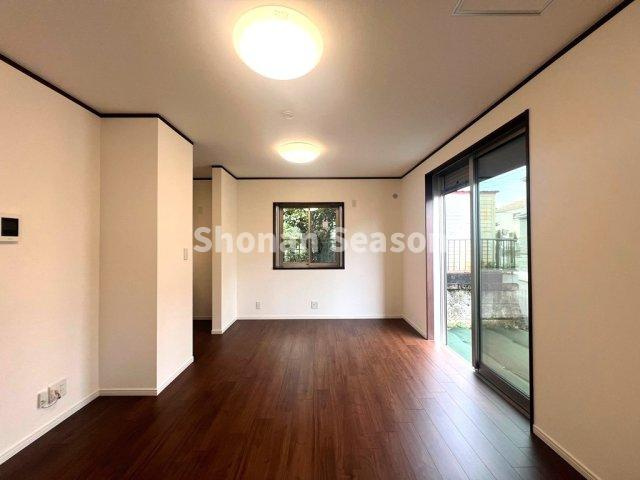 【居間・リビング】 | ご家族がのんびりくつろげるリビングスペース。お庭の様子も見守れます♪