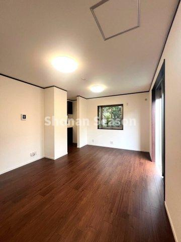 【内装】 | リビングとキッチンの間に壁があり、空間にメリハリが生まれます◎　　
リビングに落ち着きを与える人気の設計です。