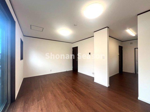 【現地画像あり】　 綾瀬市綾西4丁目　中古戸建　47.25坪の居間・リビング|手元や調理中の様子がリビングから見えにくく急な来客時も安心。　　　