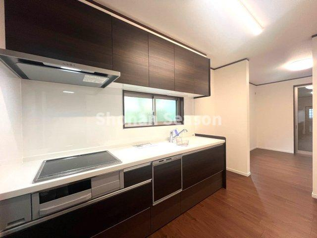 【キッチン】 | キッチンには食後の後片付けの手間が省ける「食洗機」付き◎　　　　　
家族団らん時間や自分の時間が増やせそうですね♪