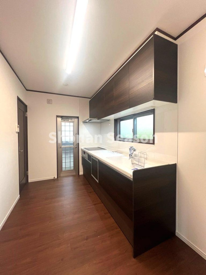 【キッチン】 | キッチン横にはゴミ出しなど、ちょっとした外出にも重宝する勝手口付。
家事効率UPに繋がる嬉しい設備仕様！