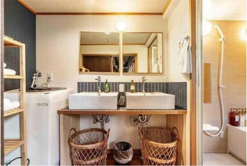 夷馬場町の独立洗面台|【洗面】
洋風なかわいらしい洗面所となっております。洗面が２台あるので、二人同時横並びで支度できます♪