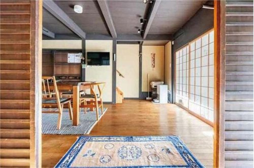 夷馬場町の居間・リビング|板の間をリビングとして。和と洋の組み合わせでホテルライクなような落ち着いた印象のリビングとなっております。