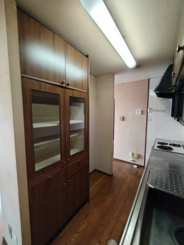 ６５７６７　クラウンズマンション美園のキッチン|造り付けの収納棚