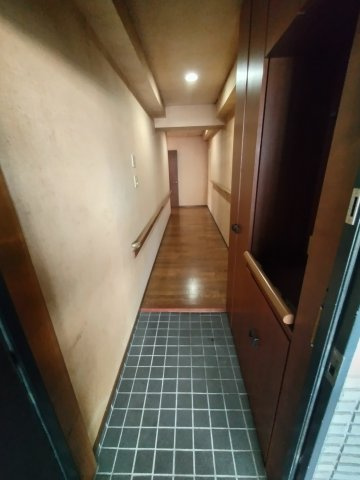 ６５７６７　クラウンズマンション美園の玄関