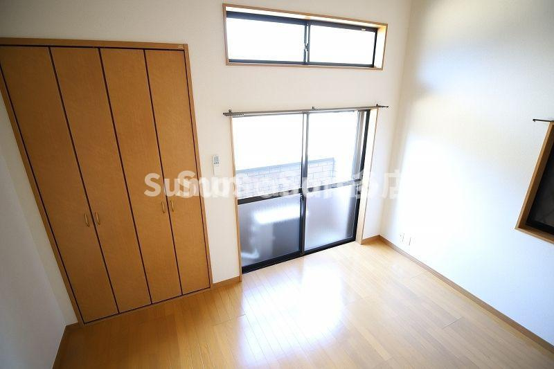 リバーJOY室見の居間・リビング|こちらのリビングで趣味の時間をお楽しみください