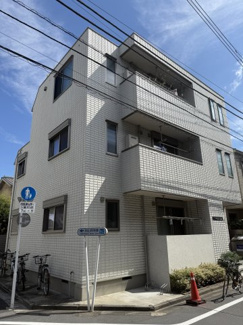 【外観】 | 鉄骨造3階建て、1フロア1住戸で独立性あり♪
