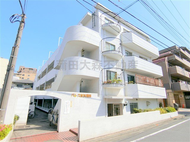 パレス京浜蒲田の外観|1985年4月築　RC鉄筋コンクリート造地上4階建て
京浜急行本線京急蒲田駅と空港線糀谷駅徒歩7分、JR京浜東北線蒲田駅徒歩16分の東京都大田区南蒲田2丁目！