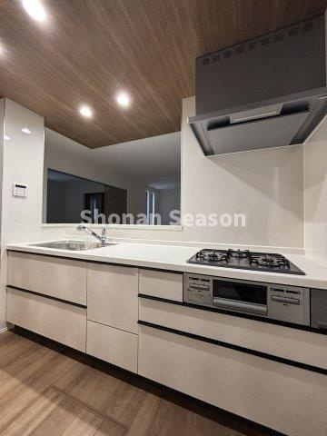 【キッチン】 | 同時調理可能な３口コンロでお料理も捗りますよ♪