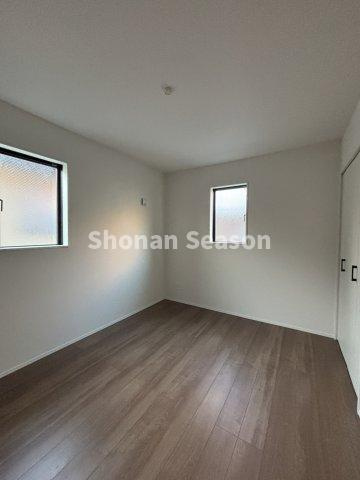 【洋室】 | 木の温もりを感じるフローリングは、汚れをサッと拭くことができ、お手入れも簡単◎