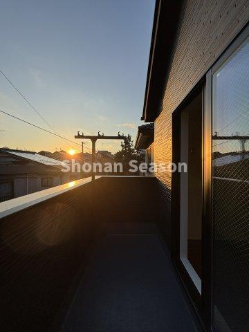 【バルコニー】 | 前面に建物もなく、バルコニーには心地よい風が吹き抜けます♪