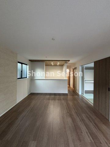 【居間・リビング】 | 対面式キッチンからは、リビングを見渡すことができ、お料理中もご家族との会話が弾みます♪