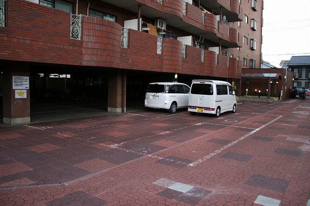 サンプラザ郡山の駐車場