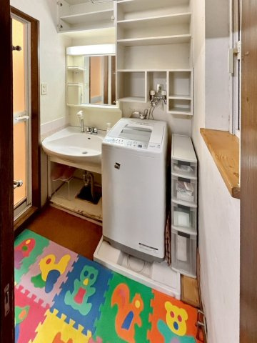 新琴似6条16丁目 戸建の独立洗面台|１階 収納棚付きの脱衣スペース
※ＣＧにより家財類の一部は消しております