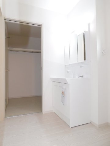 名古屋市南区赤坪町1期の独立洗面台|◇洗面室◇　　三面鏡付シャワードレッサー（７５０サイズ）　くもり止め仕様　ファミリークロークとつながっいて便利な家事動線♪