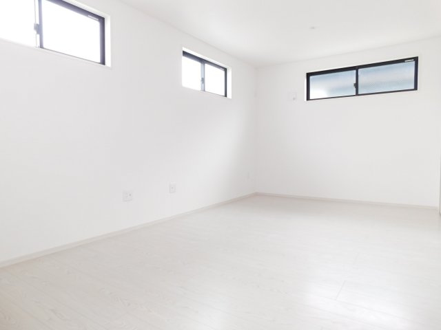 名古屋市南区赤坪町1期の洋室|◇洋室◇　　明るい洋室１０．９帖　収納２ヶ所完備！　家族の成長に合わせて５．７帖と５．２帖の２部屋に変更可能です♪　