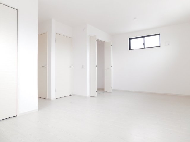 名古屋市南区赤坪町1期の洋室|◇洋室◇　　明るい洋室１０．９帖　収納２ヶ所完備！　家族の成長に合わせて５．７帖と５．２帖の２部屋に変更可能です♪　