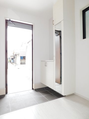 名古屋市南区赤坪町1期の玄関|◇玄関◇　　家族の履物がしっかり収納できるミラー付きシューズ収納！　