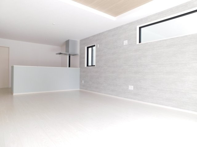 名古屋市南区赤坪町1期の居間・リビング|◇リビング◇　　南面で明るく広いリビング２０．０帖　アクセントクロスに合わせたインテリアを楽しむことができます♪　