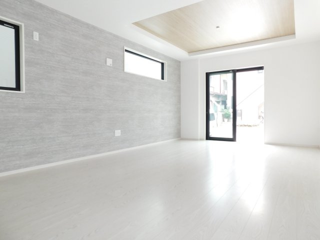 名古屋市南区赤坪町1期の居間・リビング|◇リビング◇　　南面で明るく広いリビング２０．０帖　折上天井のオシャレな空間♪