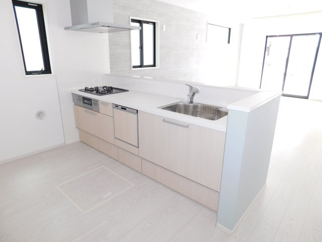 名古屋市南区赤坪町1期のキッチン|◇キッチン◇　　人気の対面式・人造大理石カウンター・浄水器一体型水栓・静音仕様シンク・食洗機・薄型換気扇・Ｓｉセンサーコンロ（３口）・床下収納庫など