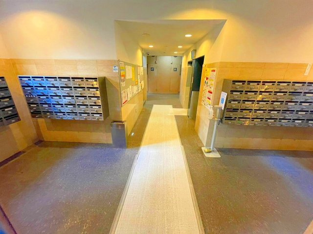 新大阪グランドハイツ1号棟のエントランス