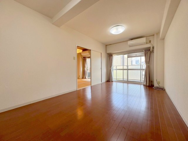 新大阪グランドハイツ1号棟の居間・リビング