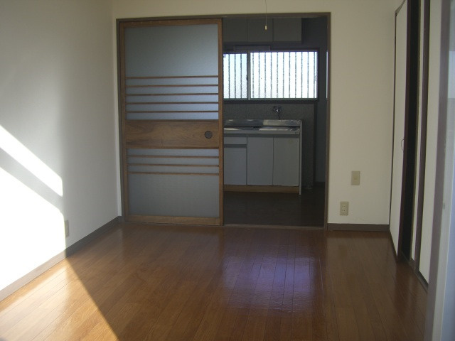 日吉ハイツA棟の居間・リビング|こちらのリビングで趣味の時間をお楽しみください