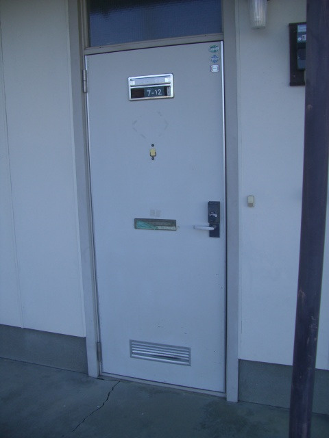 日吉ハイツA棟の玄関