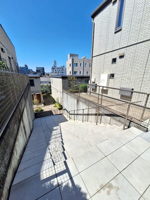 下北沢テラス１のロビー|ゆったりしたエントランス内