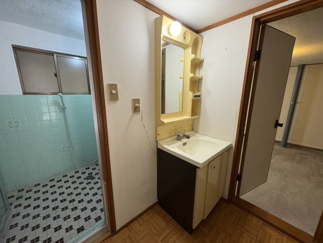 豊中市曽根西町3丁目　中古テラスハウスの洗面所|洗面台　洗面台横のドアから車庫へ移動できます。買い物の際は車から荷物を楽に運べます【2025年8月22日撮影】