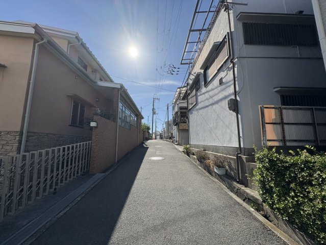 豊中市曽根西町3丁目　中古テラスハウスの前面道路含む現地写真|南東側　前面道路より撮影【2025年8月22日撮影】