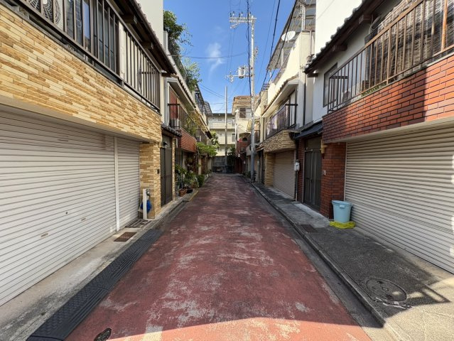 豊中市曽根西町3丁目　中古テラスハウスの前面道路含む現地写真|西側通路から撮影【2025年8月22日撮影】