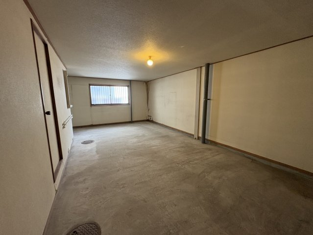 豊中市曽根西町3丁目　中古テラスハウスのその他|1階シャッター付ガレージには広々とした収納可能なスペースがございます。アウトドア用品などたくさん収納できます。【2025年8月22日撮影】