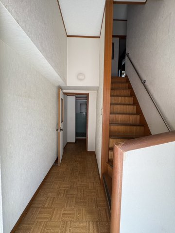 豊中市曽根西町3丁目　中古テラスハウスの玄関|1階玄関　奥のドアから車庫へ繋がっています。車で外出の際は雨に濡れる心配はございません。【2025年8月22日撮影】