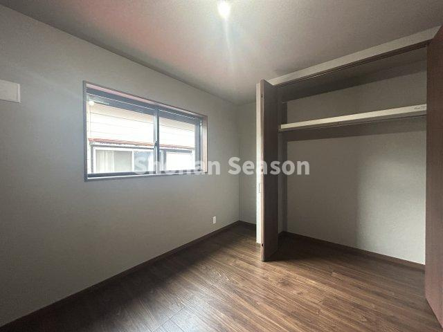 【洋室】 | 全室収納つきで、増えがちな学習用具・衣類や、季節家電なども、各部屋に収納でき便利です♪