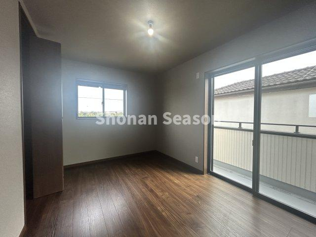 【洋室】 | 木の温もりを感じながら生活できる全室フローリング！
汚れもサッと拭き取れるのでお掃除の手間が省けそうですね♪