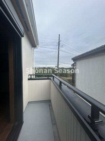 【現地画像あり】厚木市山際　築後未入居　全１棟のバルコニー|南向きバルコニーは、洗濯物を気持ちよく乾かすことができますよ♪