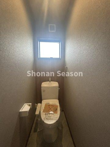 【現地画像あり】厚木市山際　築後未入居　全１棟のトイレ|年中快適な温水洗浄便座は各階にご用意がございます。