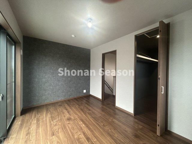 【現地画像あり】厚木市山際　築後未入居　全１棟の洋室|アクセントクロスがおしゃれな洋室はインテリア映えしそうですね♪