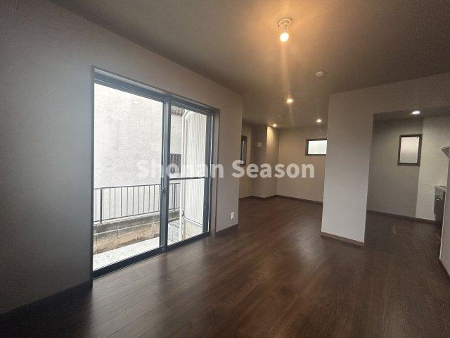 【居間・リビング】 | 落ち着いた茶色を基調とした室内です。
ご家族でゆったりと過ごせそうですね☆